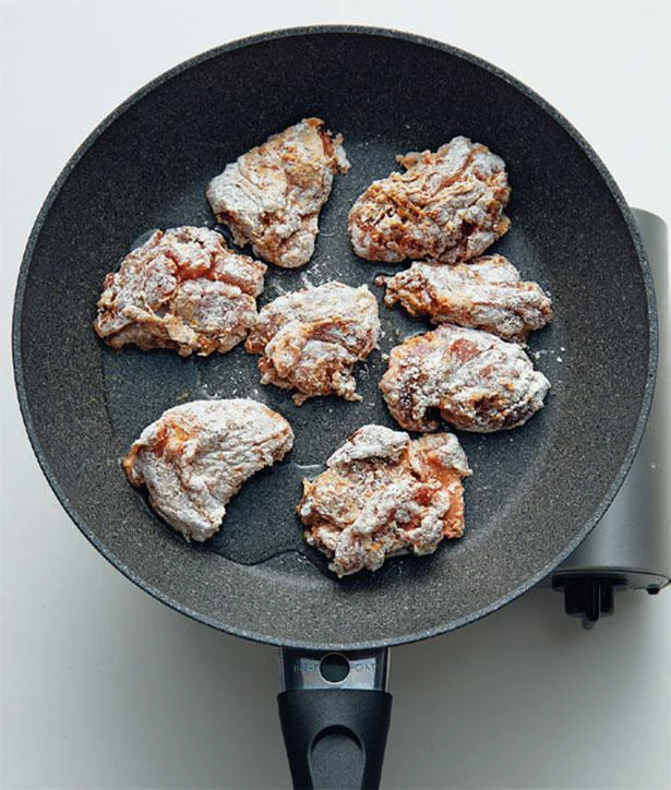 フライパンに油をひいて肉を並べ、上から油をかける。