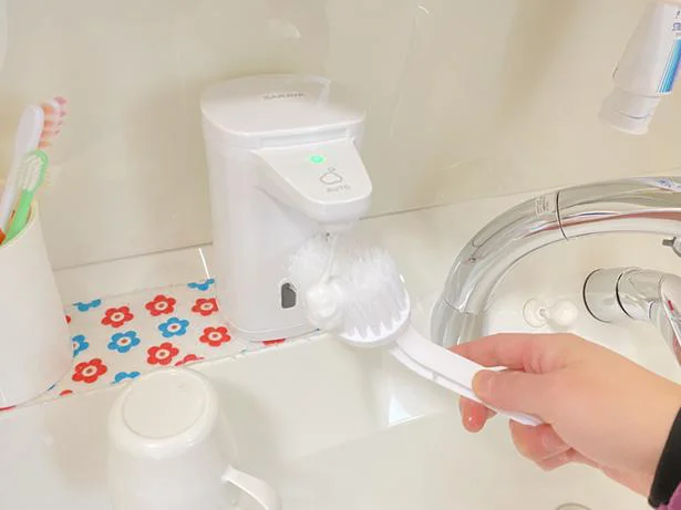 洗面ボウルは週1回、歯磨きの合間に100円ショップの柄付きブラシにハンドソープをつけてこすれば掃除完了