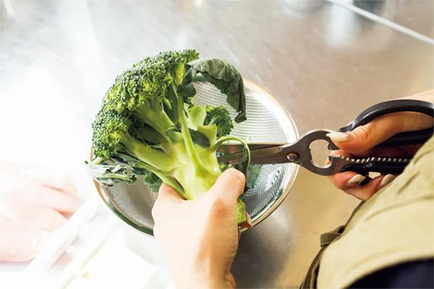 野菜の下処理にはキッチンばさみも使って