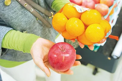 重量表記がない食材は、手に載せて重さを量り、必要な量を