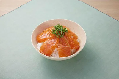 サーモンを浸すだけで、すぐ出来！「サーモンの漬け丼」