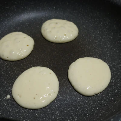 スプーンですくってフライパンに並べていきます
