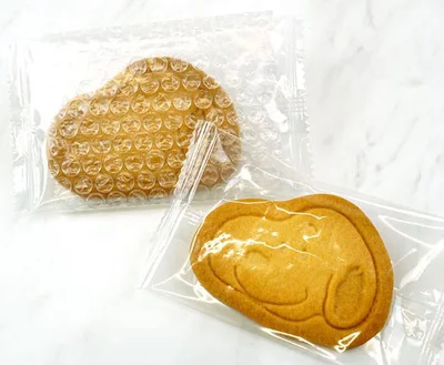 型押しクッキーはプレーンとストロベリー味の2種。ほかに、小粒サイズのチョコチップクッキー、ディア万クッキーも