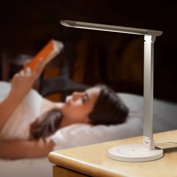 枕もとに置けばスマホを充電するのも楽チン！ 優しい光のUSBポート付き電気スタンド