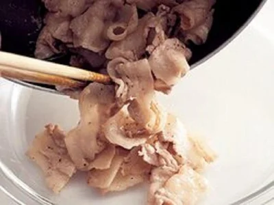 油揚げはカリッとするまで炒めて取り出し、豚肉も炒めて取り出す