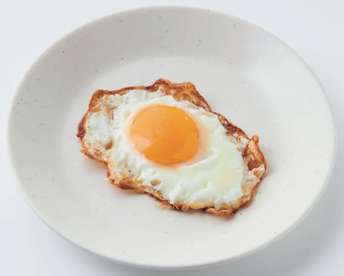 こうばしい縁がおいしい「揚げ焼き目玉焼き」