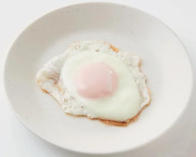 ふわっとした食感の「蒸し目玉焼き」