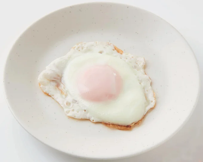 ふわっとした食感の「蒸し目玉焼き」