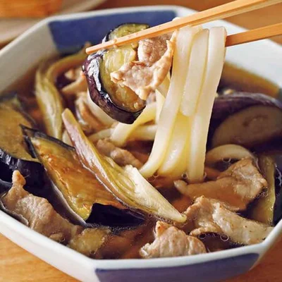 【画像を見る】みょうがの風味が爽やか「豚肉となすのつけうどん」