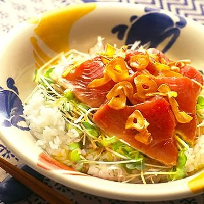 「かつおのにんにく刺し身丼」 レタスクラブニュースより