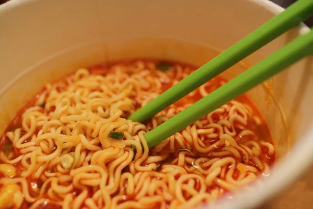 たとえ気休めだとしても…！ カップラーメンをほんの少し健康的に食べるためのアレンジ集
