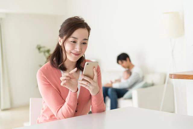 やめられない！SNSの更新が気になり、スマホが手放せません。どうしたら育児と両立できる？【お悩み相談】