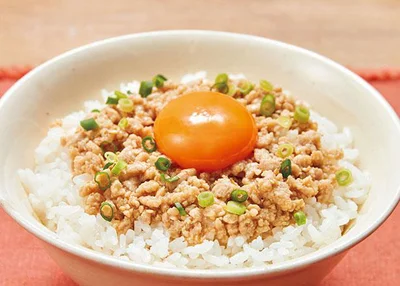 火をつけずにひき肉と調味料を加え、その後は弱火をキープがふっくらそぼろのコツ！