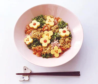 お花が咲きほこる華やかな「お花畑納豆丼」