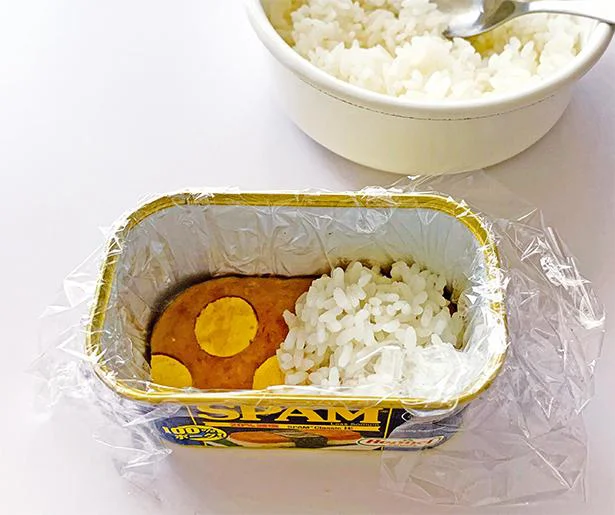 ご飯を詰めてスプーンで軽く押さえ形を付ける