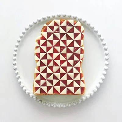 手作りの苺ジャムとスライスチーズで幾何学模様「モザイクトースト」