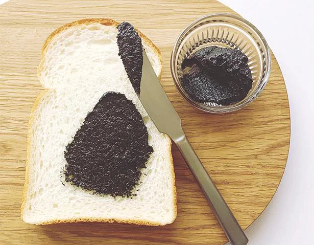 黒胡麻クリームを食パンの表面に塗る