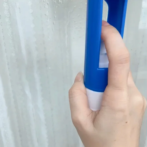 霧吹きで水を拭きかける