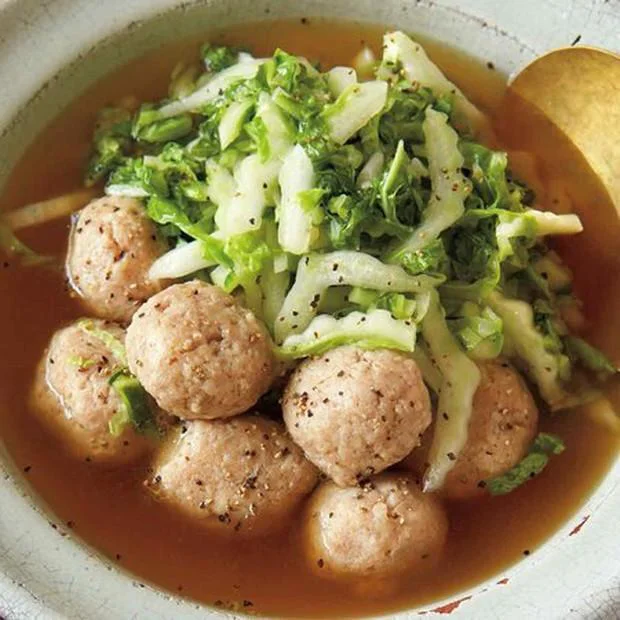 【画像を見る】白菜の甘みがじんわりおいしい… 食材2つで！「白菜と肉だんごのスープ煮」