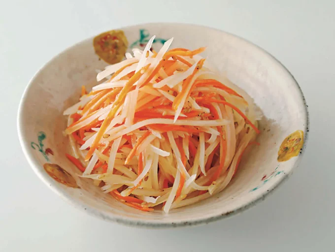 さっと火を通した根菜の食感が◎!「にんじゃが甘酢あえ」