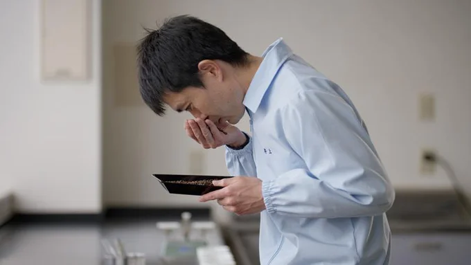 「検茶」で香りや色味など細かくチェック