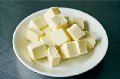 バターを 1.5cm角に切って冷蔵室でしっかり冷やす