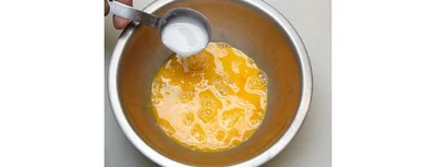 卵液に酒とき片栗粉を混ぜることで、さんまを包んだときに卵が破れにくくなる。