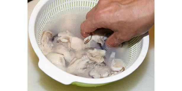 かきは、塩水(分量外)でよく洗い、水で流し、水気をよく拭き取る。