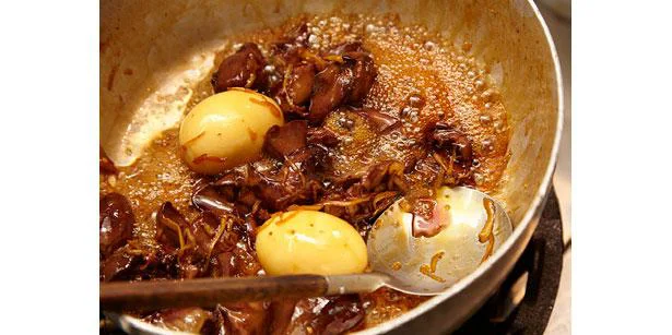 鍋にAを入れて沸かし、1としょうが、にんにく、赤とうがらし、ゆで卵を入れて水分がなくなるまで煮詰める。