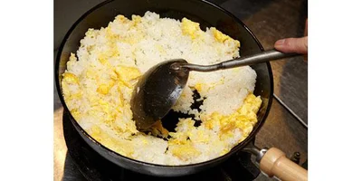 卵とご飯がしっかり合わさったら中華スープの素を入れて混ぜる。