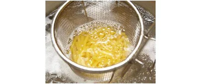 鍋に湯を沸かし、マカロニを袋の表示時間より1分長くゆでる。