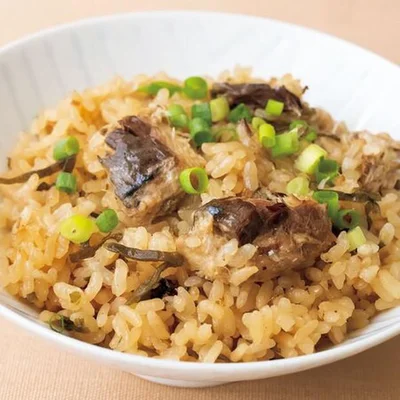 【画像を見る】塩昆布がいい仕事してる～♪「さば缶の炊き込みご飯」