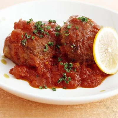 ジュワッとあふれる肉汁を、トマトとレモンでさっぱりいただく！「トマト煮込みハンバーグ」