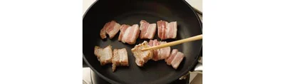フライパンで豚バラ肉を焼き色が付くまで炒める。