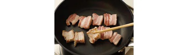 フライパンで豚バラ肉を焼き色が付くまで炒める。