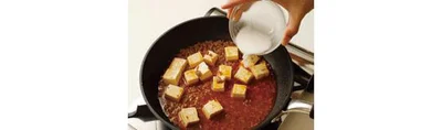 ２のフライパンに豆腐とBを入れたら一度火を止めて、水溶き片栗粉をタラーッと入れる。