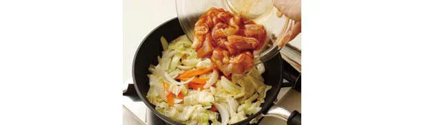 フライパンにサラダ油を引きAを2分炒め、しんなりしてきたら1の鶏もも肉をタレごと入れ、さらに2分炒める。