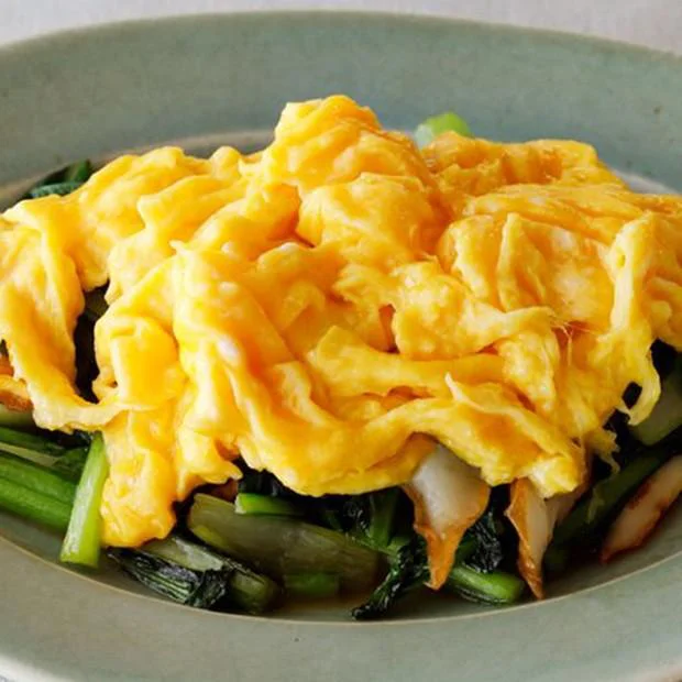 【画像を見る】一皿で栄養バッチリ！「小松菜のちくわ炒め卵のっけ」