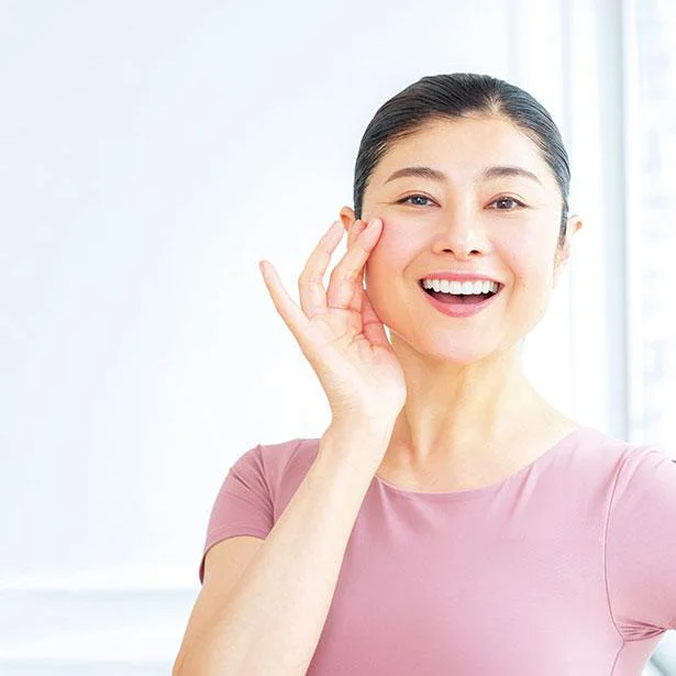 顔の下半分を引き上げる！「ほお笑いのクセ付け」と「ほおのVトレ」でいきいきとした表情に