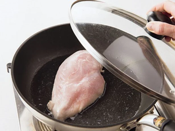 パサつきやすいとりむね肉は、蒸し焼きにして水分を保つことでしっとりやわらかに焼き上がる