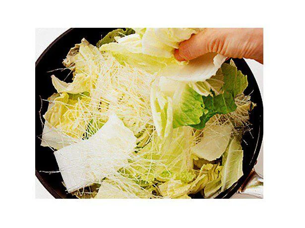 白菜ではるさめをサンドするように重ねると、白菜の水分ではるさめをもどせる