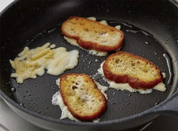 チーズを焼くとカリカリのおやつに