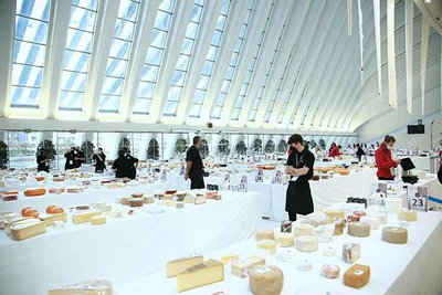 【画像を見る】審査会場には、世界各国から集まった4079品のチーズがずらり