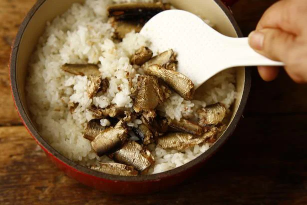 炊きたてのご飯にオイルサーディンをさっくりと混ぜ合わせて