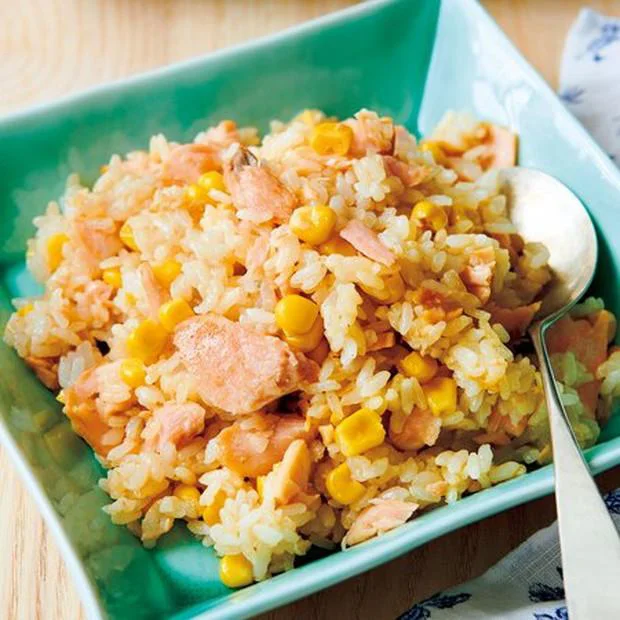 余った塩鮭で一品！ バター+しょうゆで和風ピラフにアレンジ「鮭とコーンの混ぜご飯」