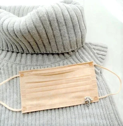 明るめのアプリコットは、グレー系のニットやパールとも相性がいいです