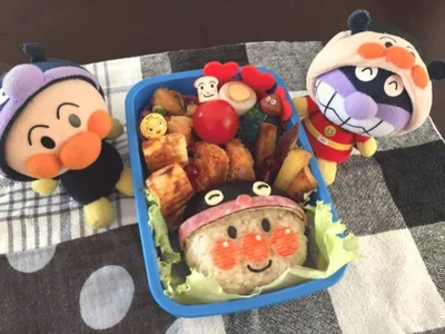 「カニかま」で作ってあるアンパンマンの頬＆鼻は、プチトマトで表現する人もいるよう。キャラ弁「実は仲良し」（投稿者：さおりんさん）