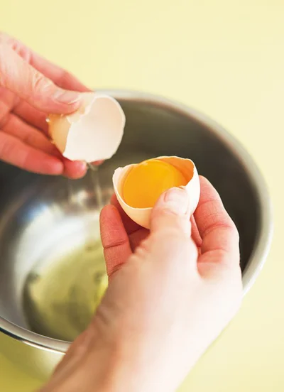 【写真を見る】メレンゲ作りの基本中の基本！　まず最初に卵黄が混ざらないように卵白を分ける