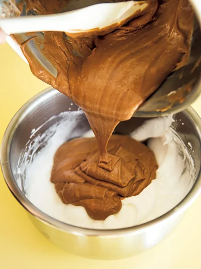 【写真を見る】チョコレートスフレ作りのポイントは、メレンゲにあり！  潰さないよう混ぜ過ぎに注意して
