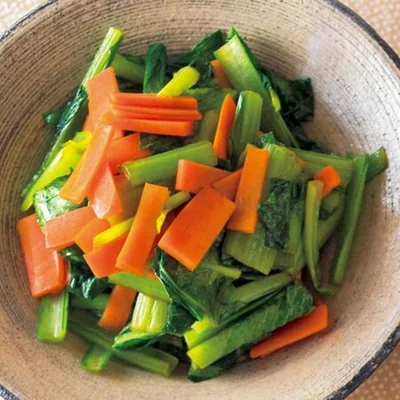 【画像を見る】半端野菜をおいしく消費「小松菜とにんじんのナムル風」